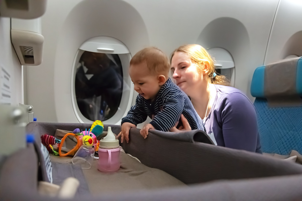 Călătoria cu avionul alături de copii: sfaturi practice