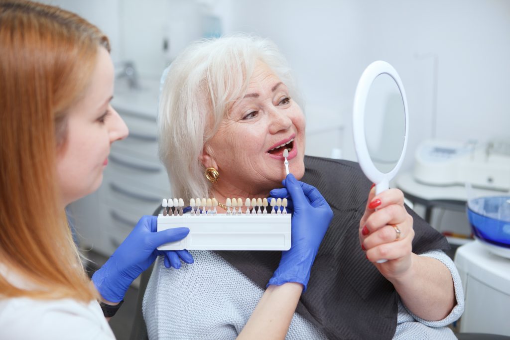Implant dentar: De la ce vârstă este recomandat?